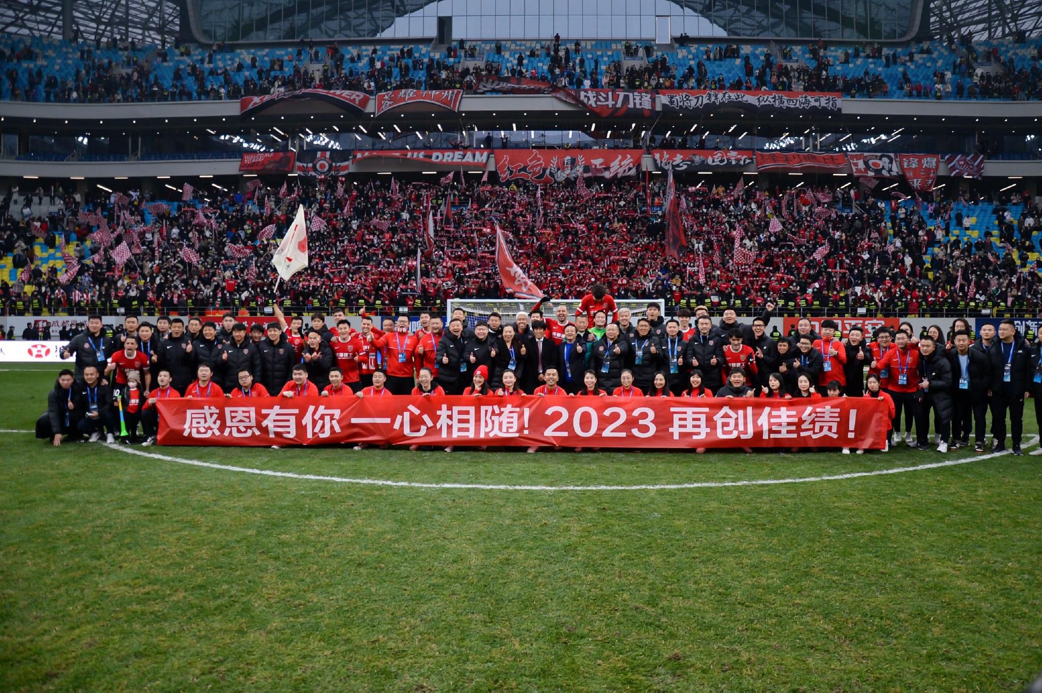 一日，修道院收留了年轻野性的见习修女，贝妮迪塔在她的挑逗下初试肉体的欢愉，复感神圣的大爱